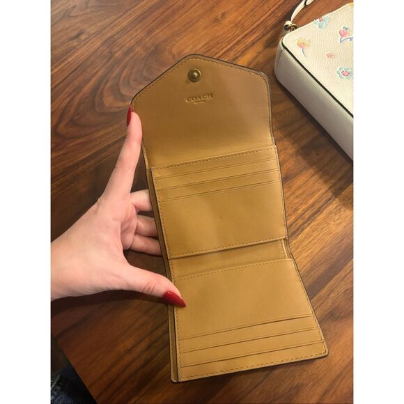 Coach Women's White Floral Kira Crossbody Bag And Matching Wallet NWOT - Picture 13 of 15